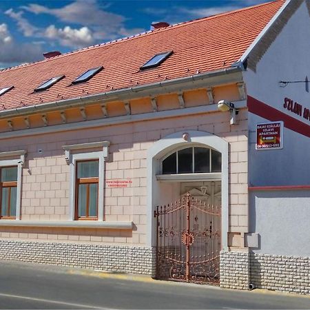 Szlavi Apartman Байя Екстериор снимка