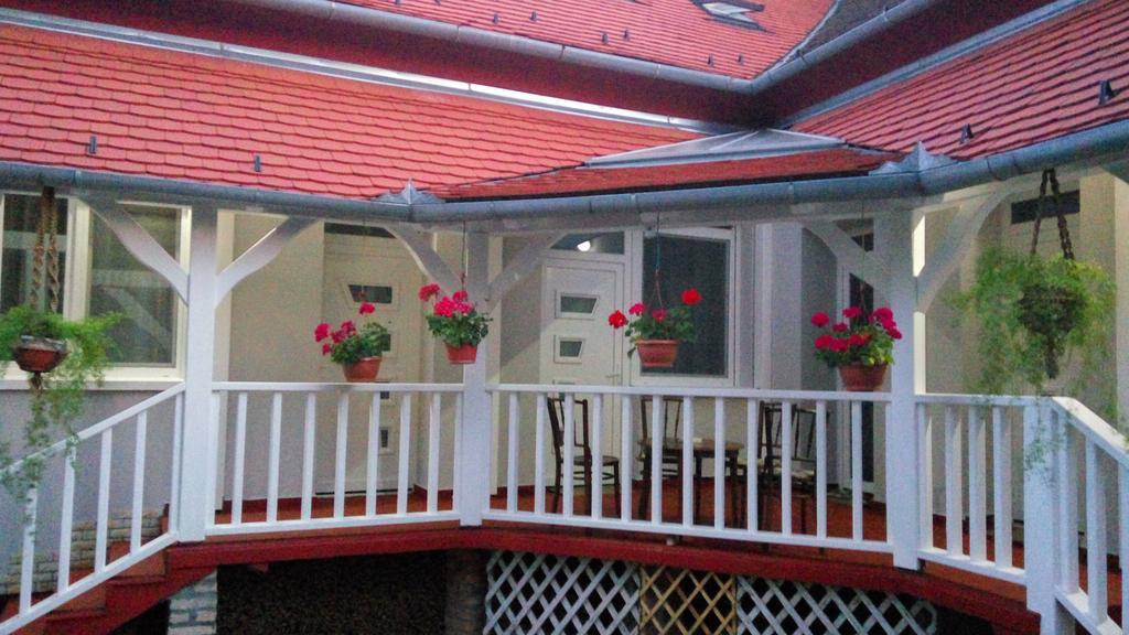 Szlavi Apartman Байя Екстериор снимка