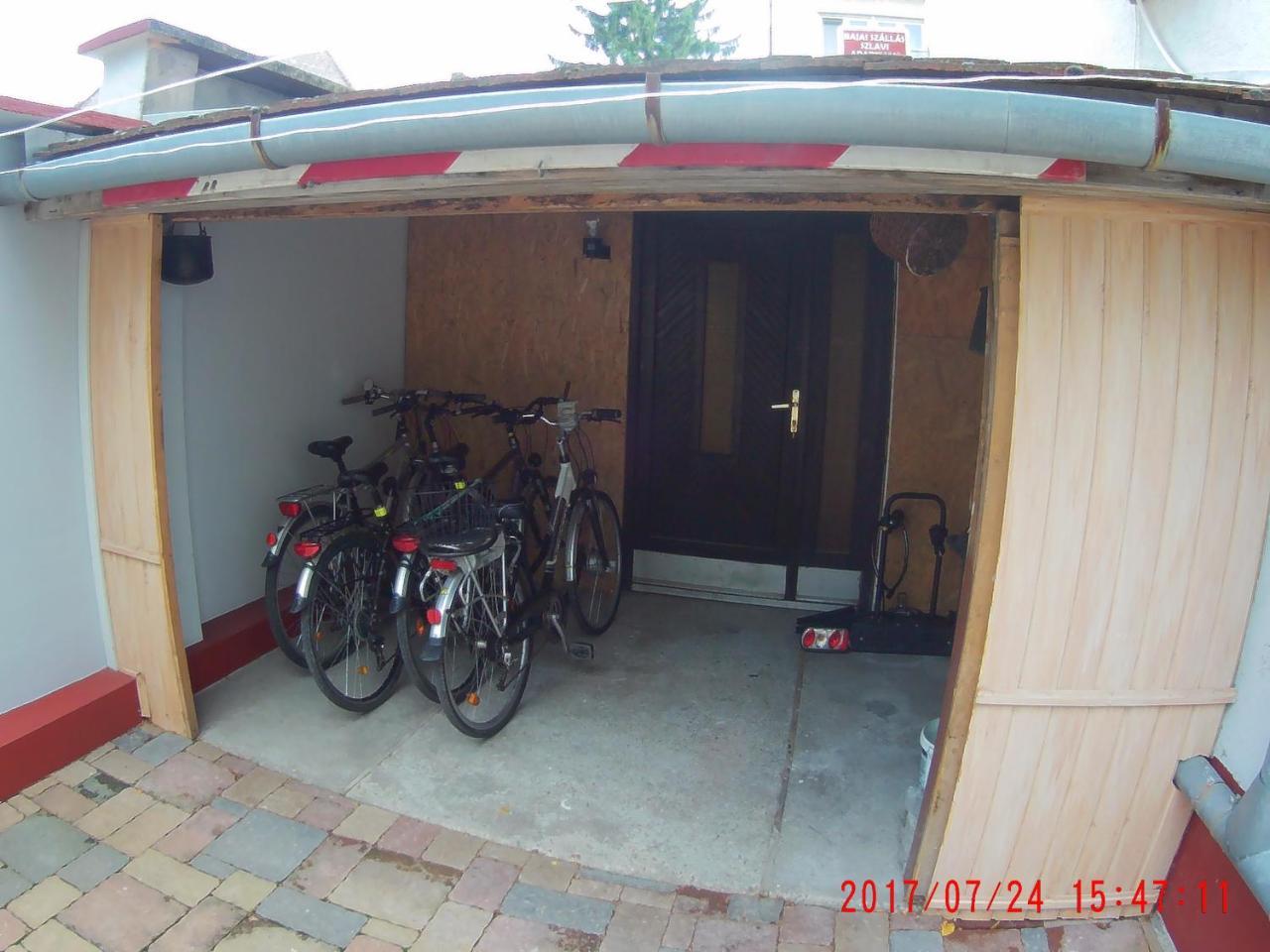 Szlavi Apartman Байя Екстериор снимка